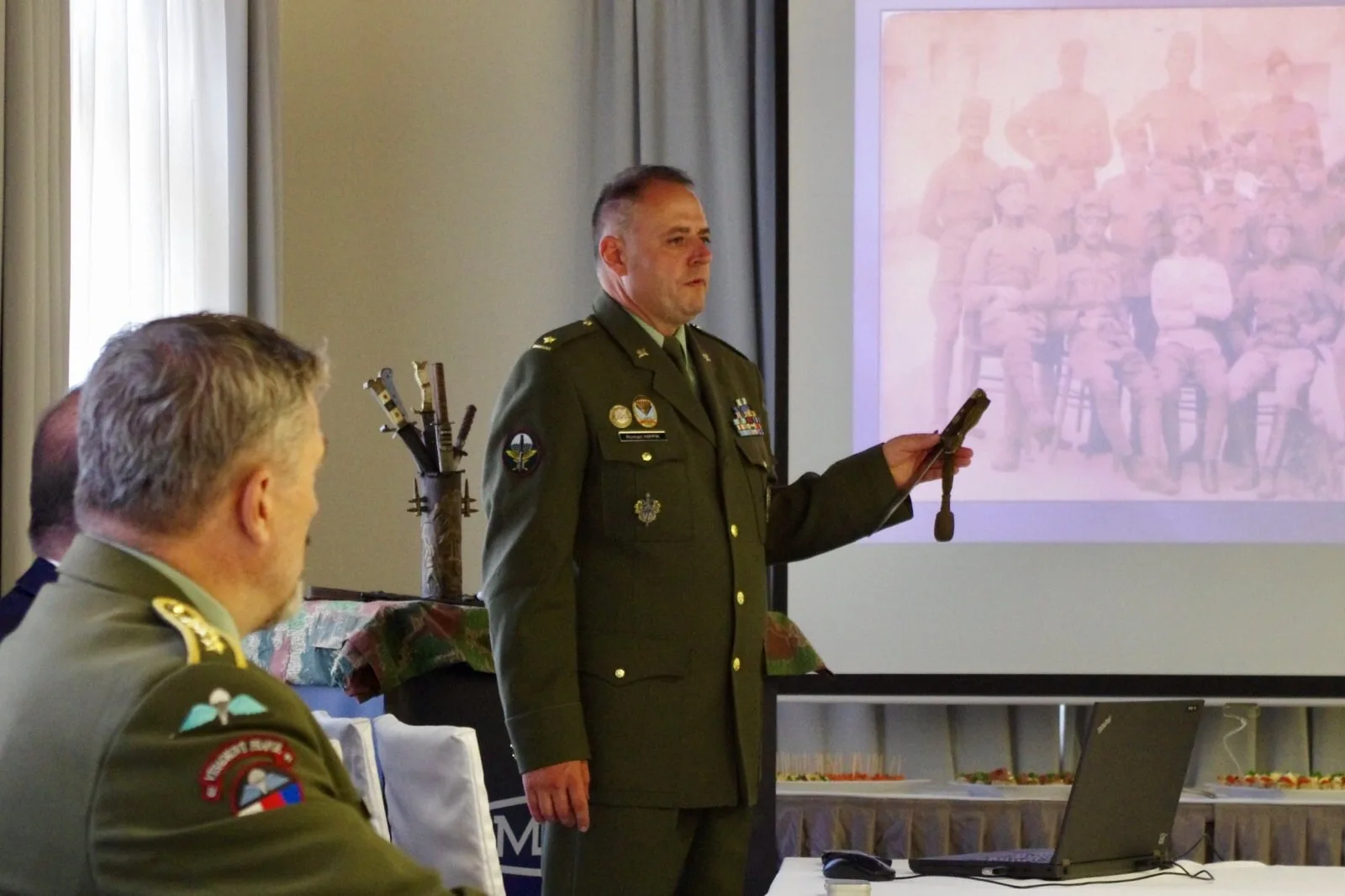 M 1917 bílý – pohled č. 6