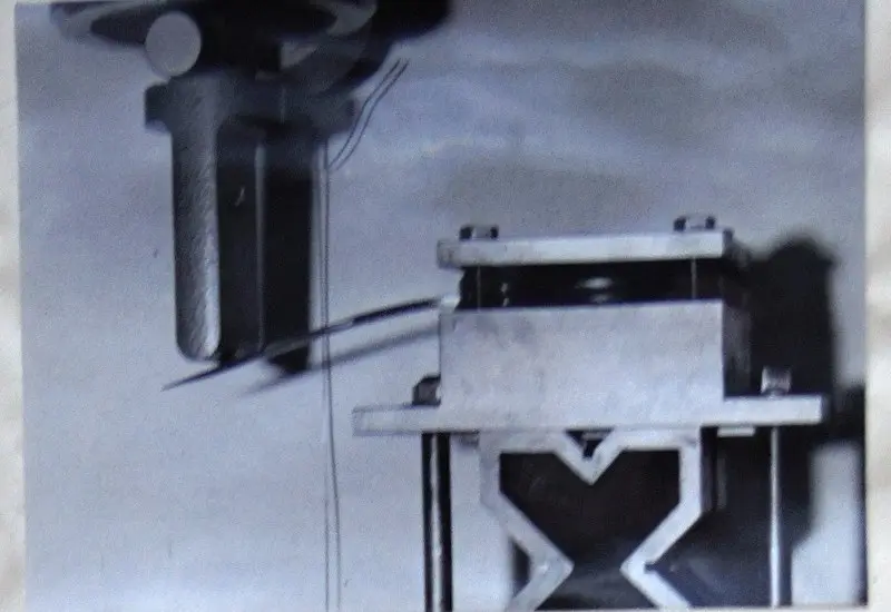 Armádní zkoušky UTON vz.75 - zkouška ohybu čepele silou 400 N