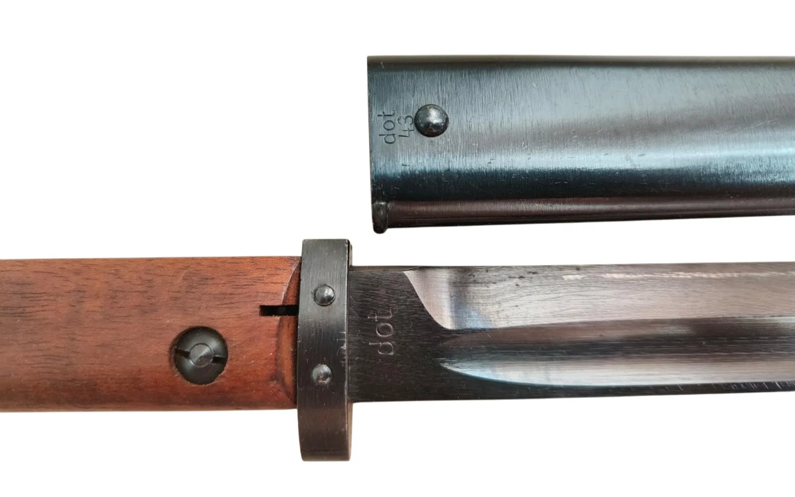 Bodák vz.24 DOT 43 – detail značení DOT 43 na pochvě a příčce bodáku