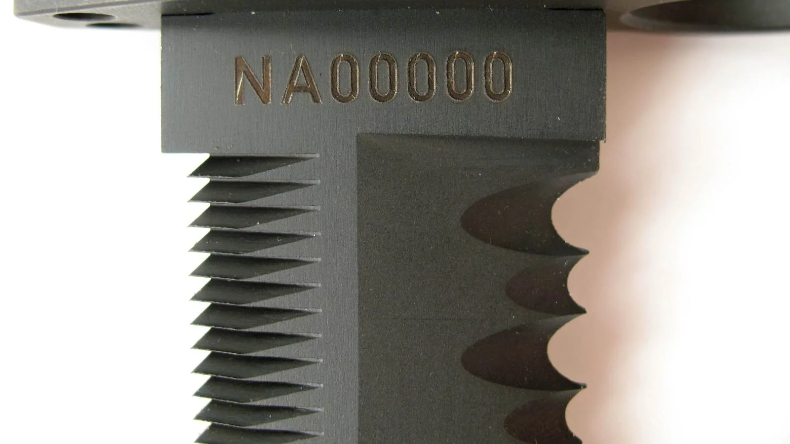 Bodák 805 – detail značení NA00000 a pilového ostří u záštity