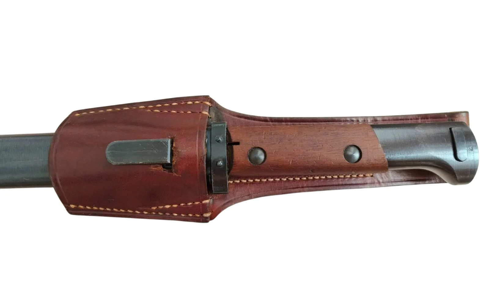 Bodák vz.24 DOT 43 – detail záštity a kožené pochvy s pojistným hákem
