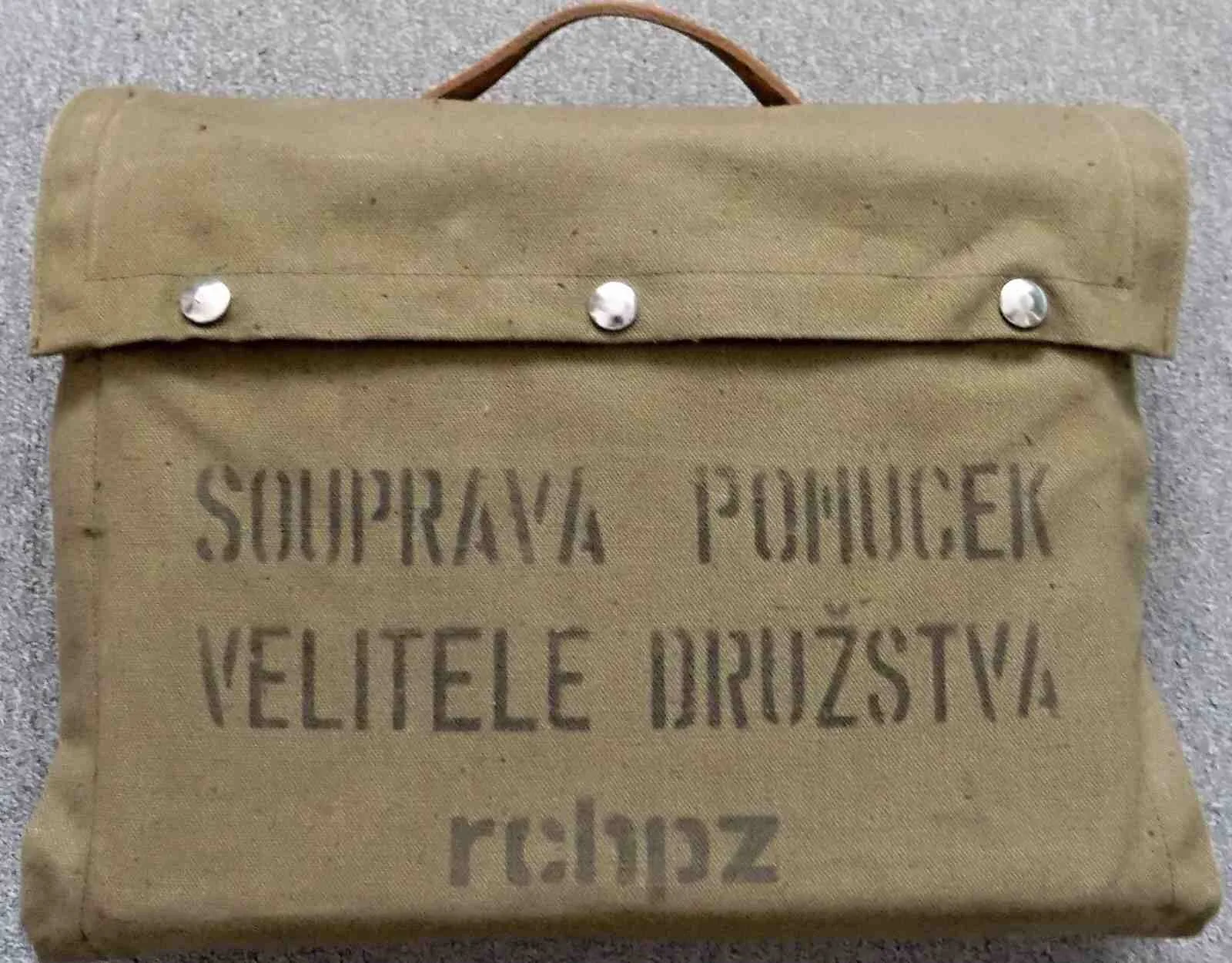 Zavírací nože Mikov v brašnách velitelů družstev RCHPZ