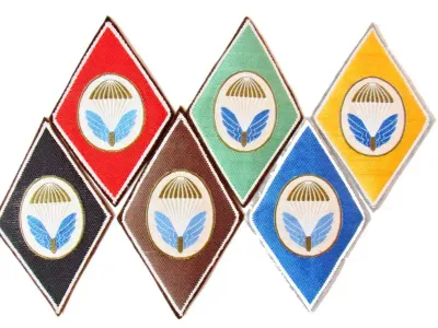 Para nášivka druhé řady – tkaná, bílý ovál, 1980–1988