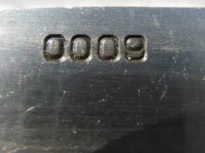 UTON série 0009 – detail ražby 0009 na čepeli