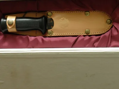 UTON zpravodajské brigády – detail ražby znaku na pochvě