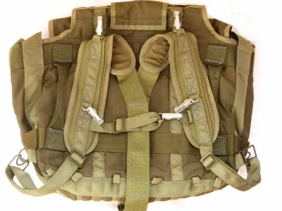 Torba pro výsadkáře vz.85 Šimík – komplet zezadu s popruhy