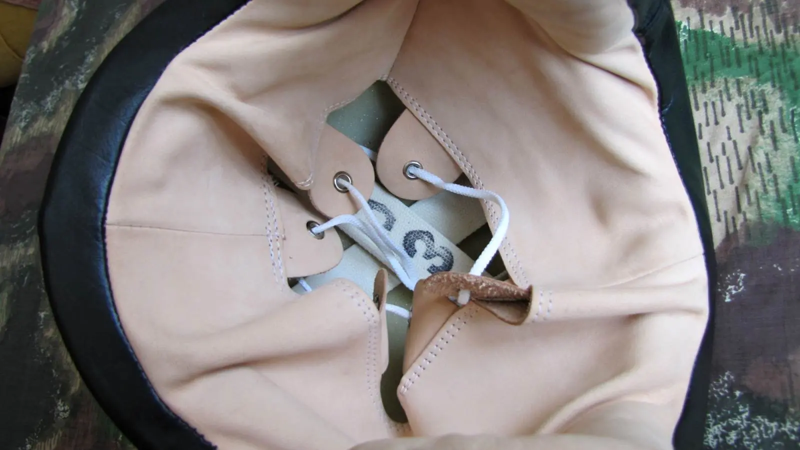 ČSLA paratrooper helmet second type – interior detail