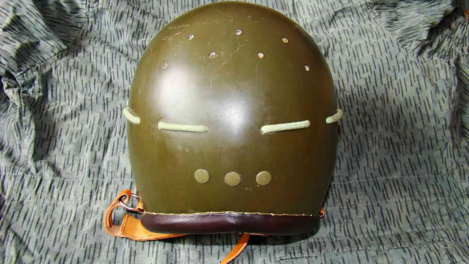 ČSLA paratrooper helmet first type – rear view