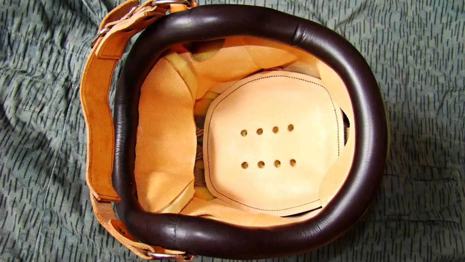 ČSLA paratrooper helmet first type – interior padding of leather and foam