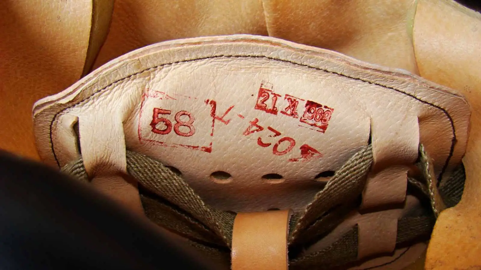 ČSLA paratrooper helmet first type – acceptance marks, year 1969