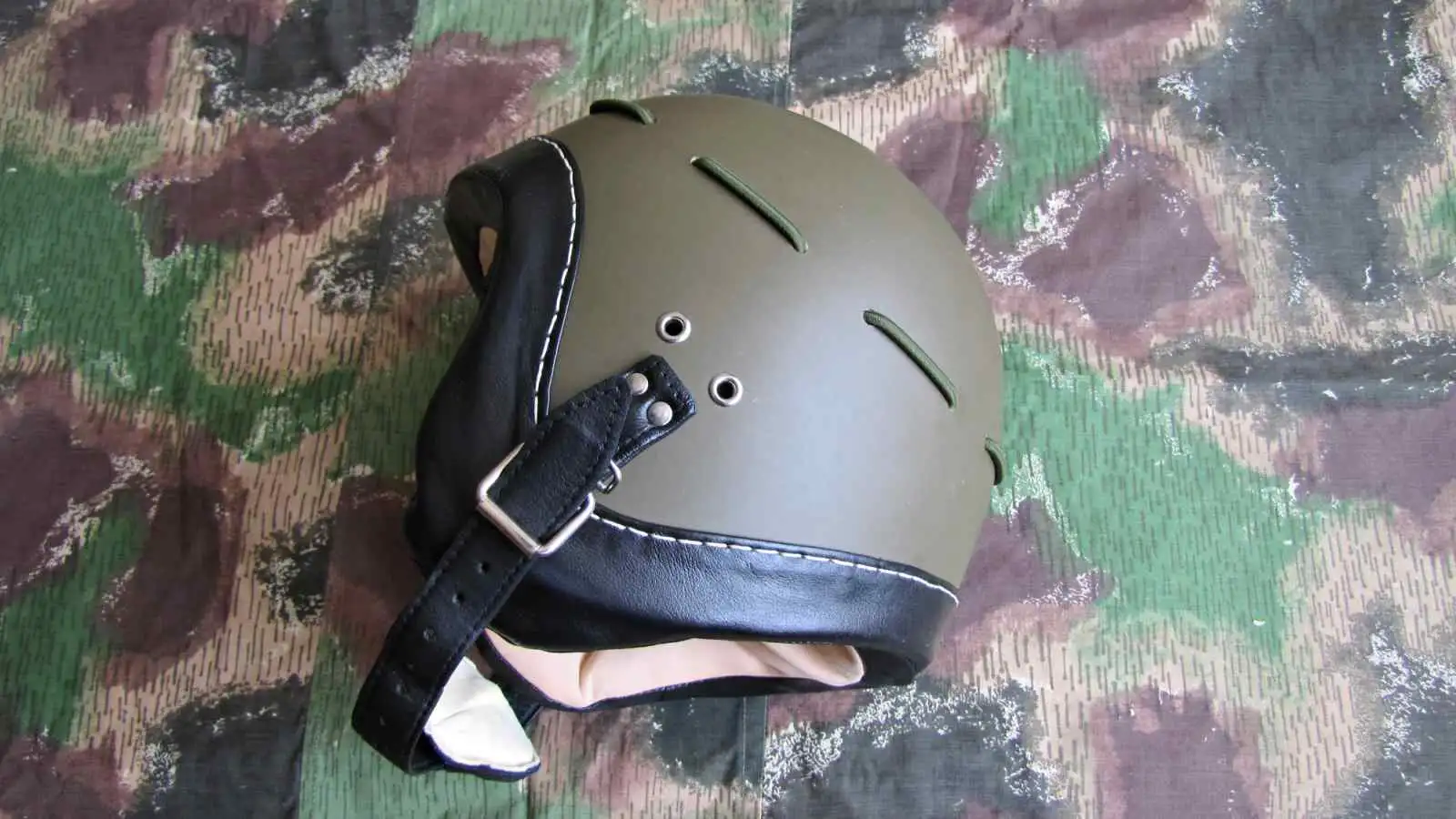 ČSLA paratrooper helmet second type – side view