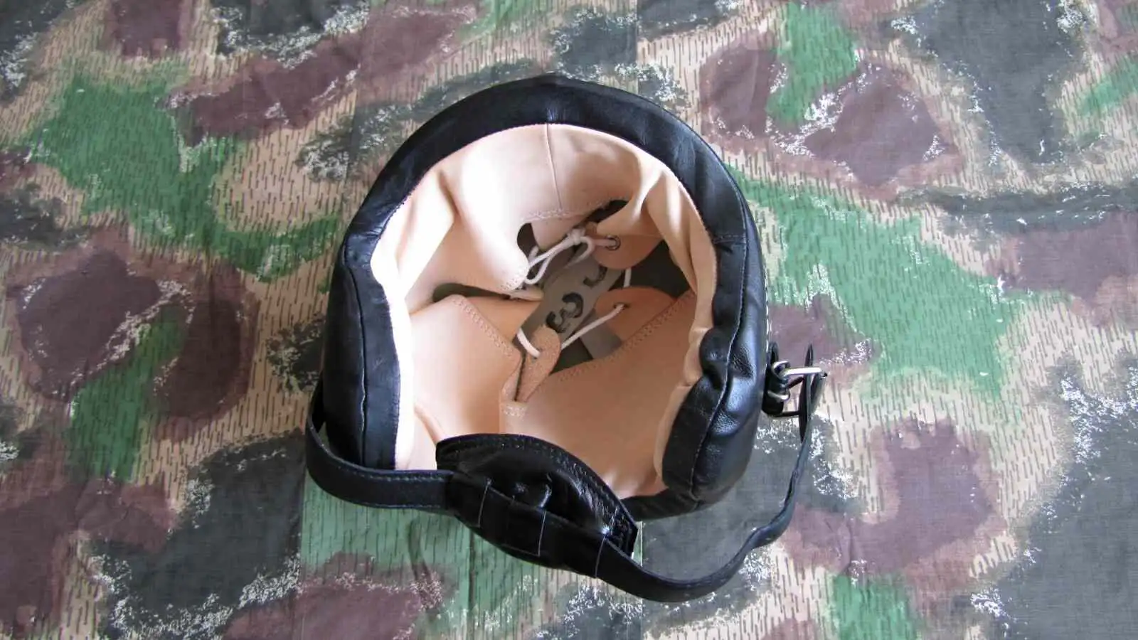 ČSLA paratrooper helmet second type – interior view